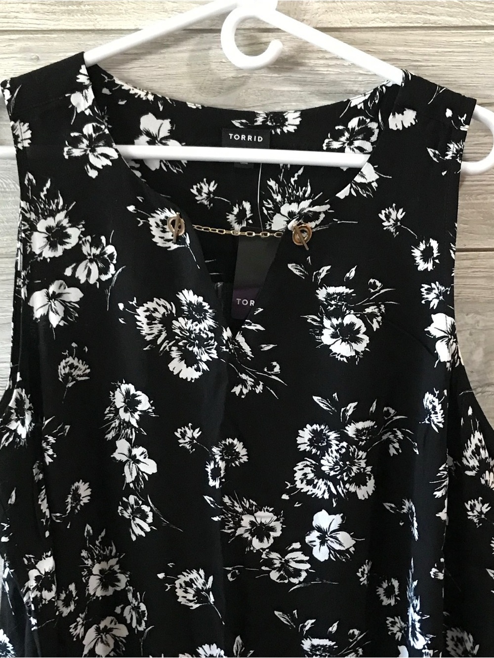BNWT Torrid Black & White Floral Sleeveless V-Neck Top